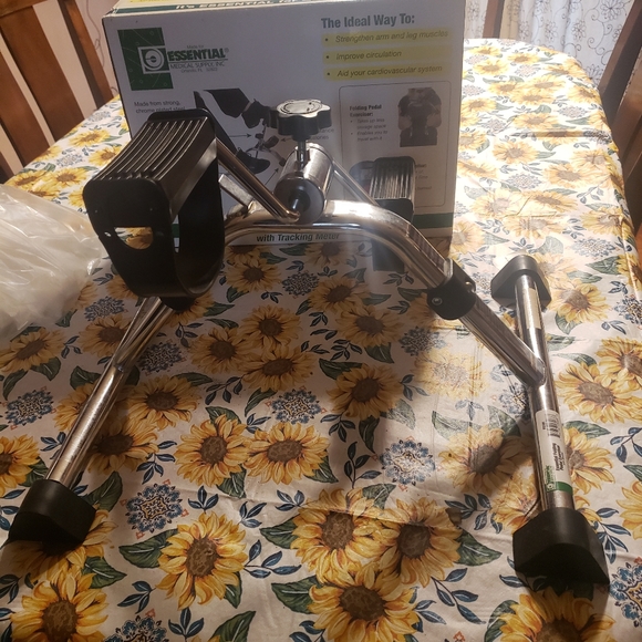 Essential folding pedal exerciser - Picture 2 of 3